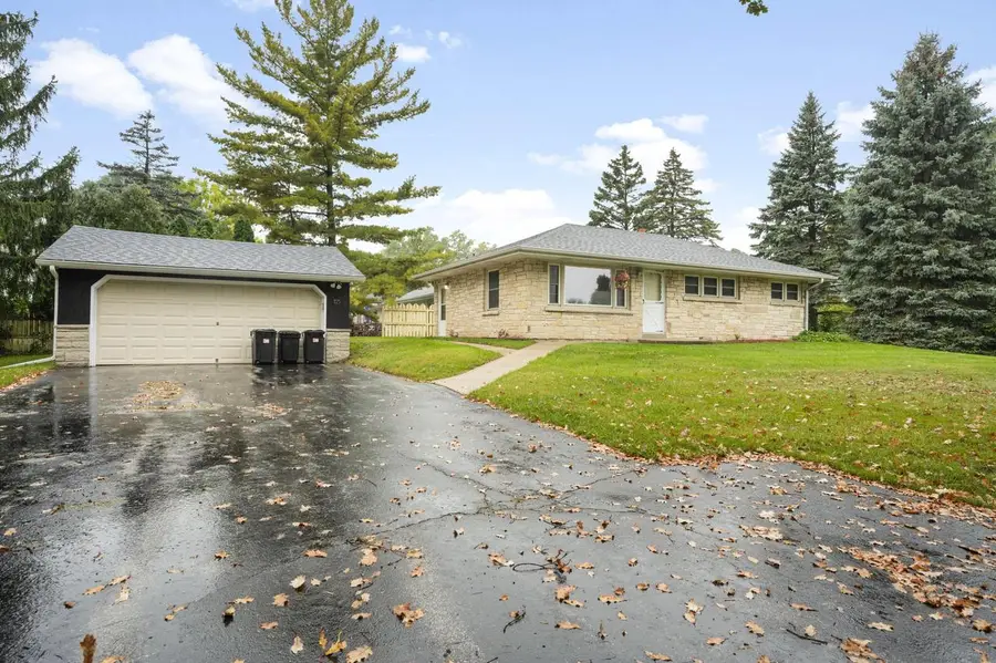 725 S Bobolink DRIVE, Brookfield, WI 53005 - #2