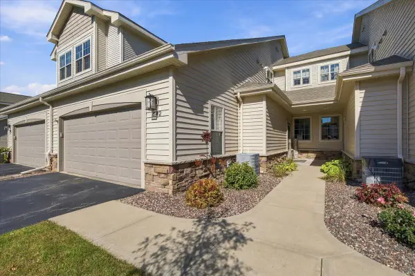 542 Cedar Bluffs WAY, Slinger, WI 53086