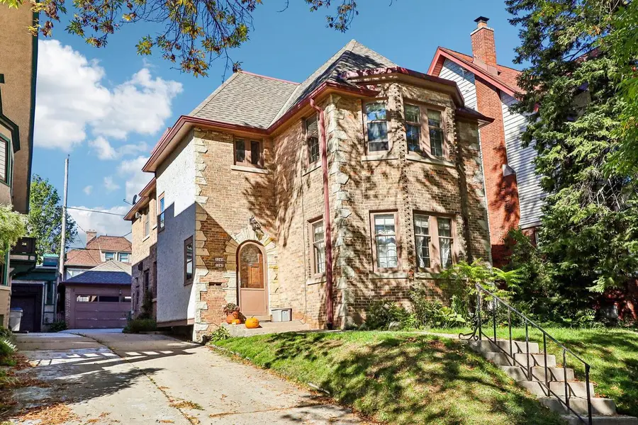 3247 N Summit AVENUE, Milwaukee, WI 53211 - #2