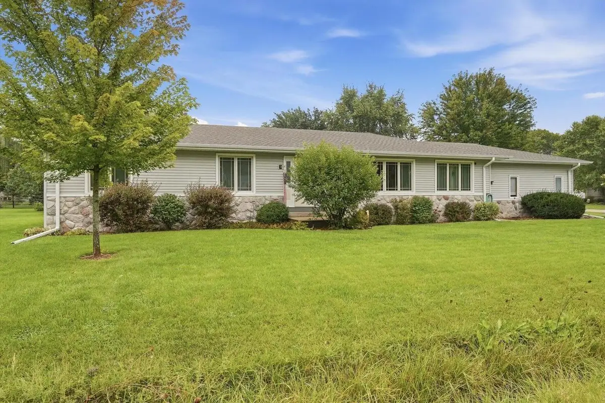 1014 N Meadow DRIVE, Silver Lake, WI 53170 - #1