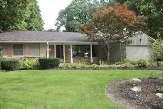 590 E Ravenswood Hills CIRCLE, Brookfield, WI 53045