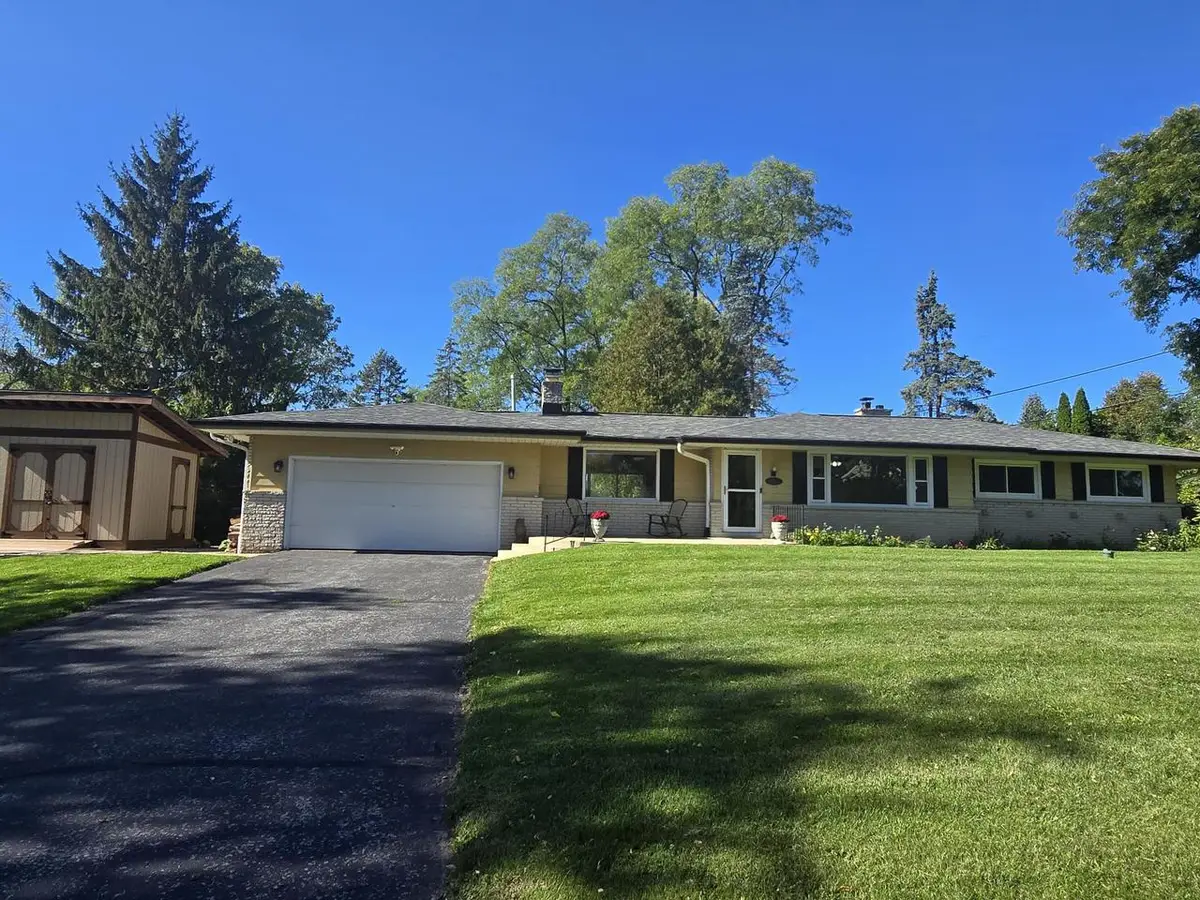 1425 S Sunny Crest DRIVE, New Berlin, WI 53146 - #1