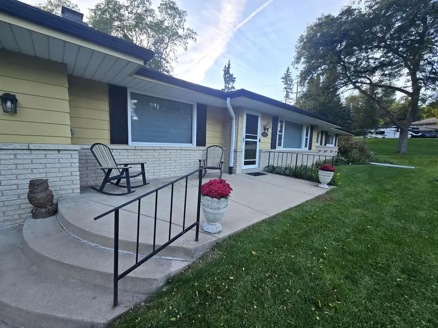 1425 S Sunny Crest DRIVE, New Berlin, WI 53146 - #2