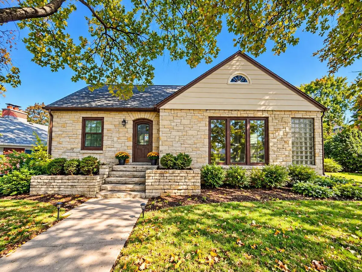 304 Oxford ROAD, Waukesha, WI 53186 - #1