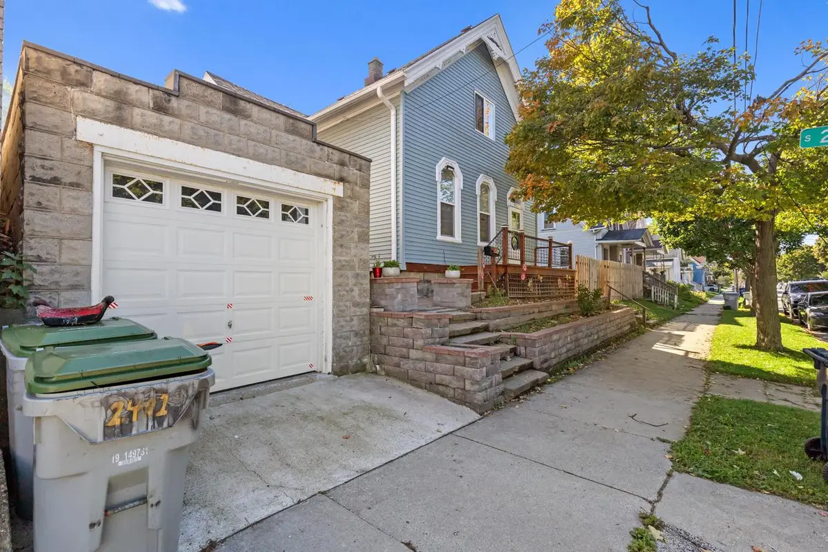 2401 W Grant STREET, Milwaukee, WI 53215 - #1