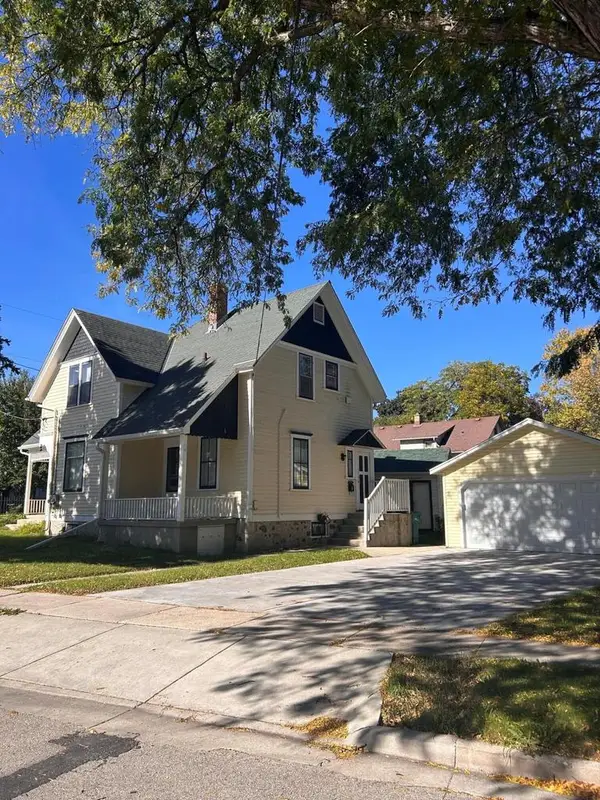 W58N421 Hilbert AVENUE, Cedarburg, WI 53012