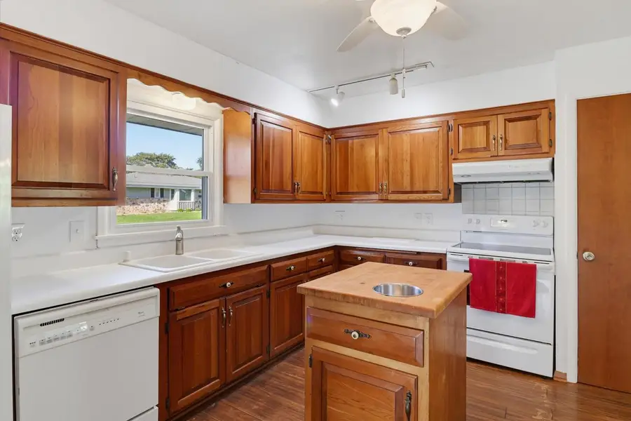 5421 Laura LANE, Greendale, WI 53129 - #2