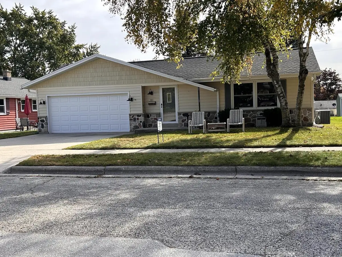 811 Meadowbrook DRIVE, West Bend, WI 53090 - #1
