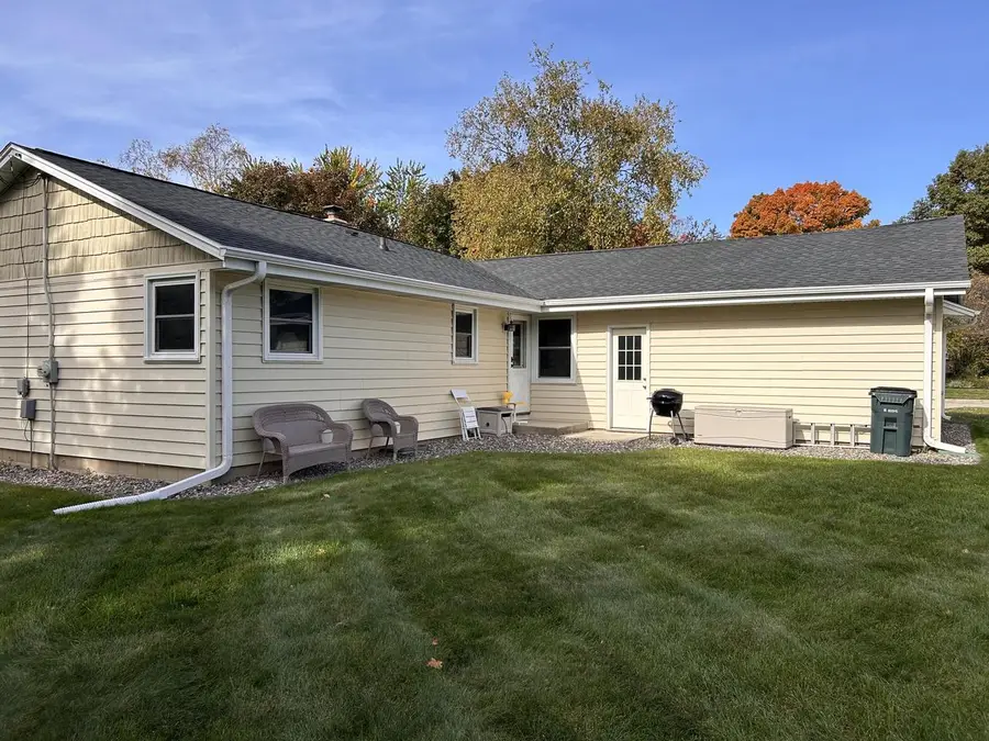 811 Meadowbrook DRIVE, West Bend, WI 53090 - #2