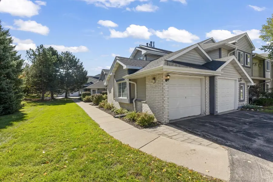 W240N2566 E Parkway Meadow CIRCLE #5, Pewaukee, WI 53072 - #2