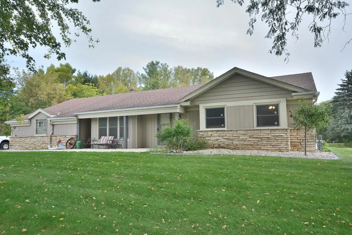 S36W27855 Robin Hill CIRCLE, Waukesha, WI 53189 - #1