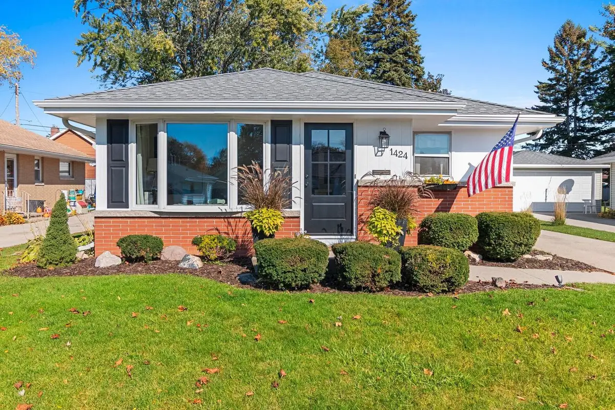 1424 Kuhl STREET, Manitowoc, WI 54220 - #1