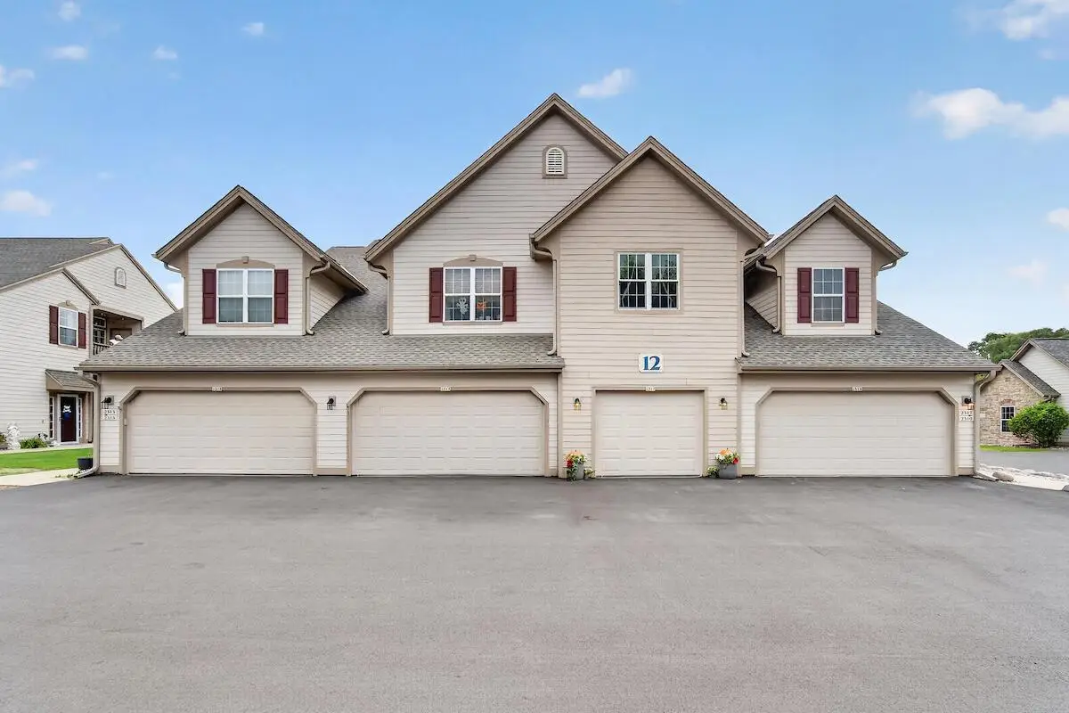 2319 W Vista Bella DRIVE, Oak Creek, WI 53154 - #1