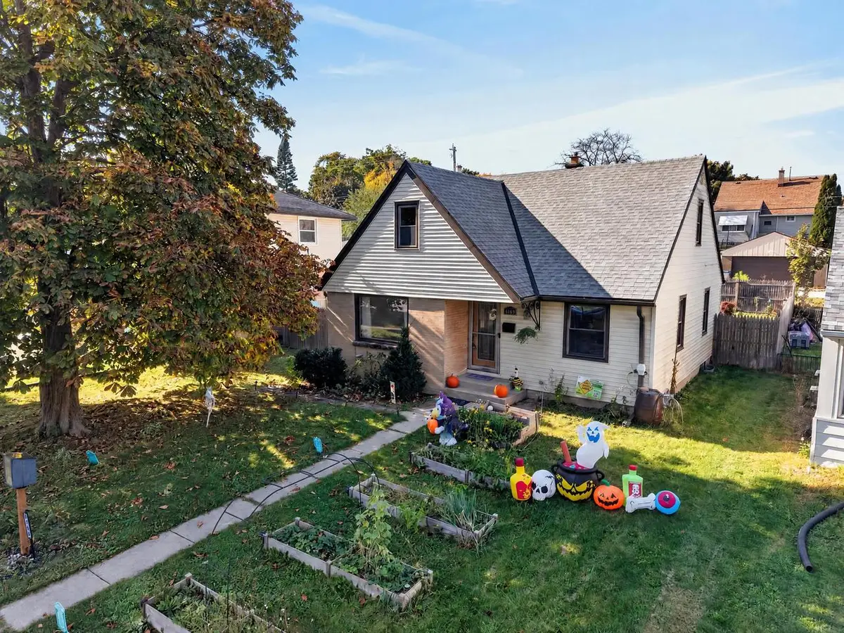 6166 W Kinnickinnic River PARKWAY, Milwaukee, WI 53219 - #1