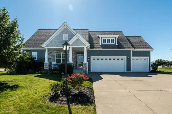8211 W Highlander DRIVE, Mequon, WI 53097