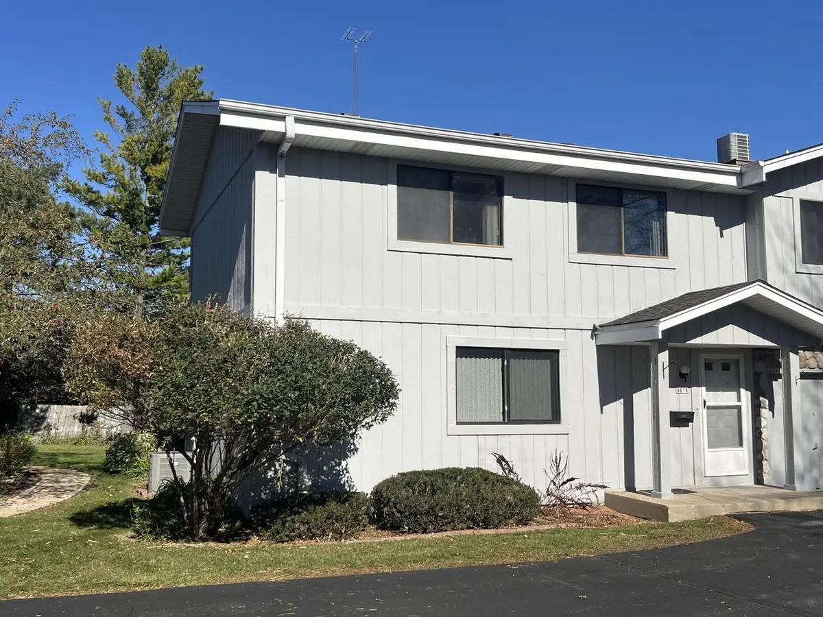 8018 W Manor CIRCLE, Milwaukee, WI 53223 - #1