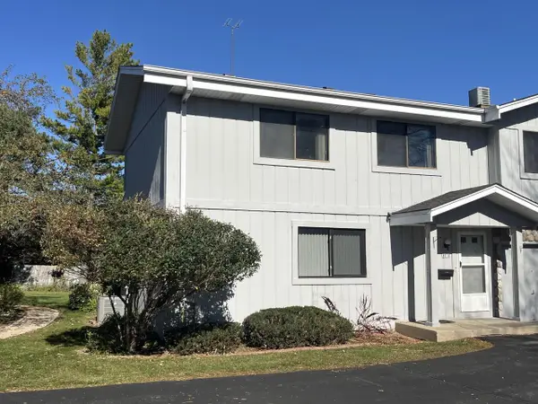 8018 W Manor CIRCLE, Milwaukee, WI 53223
