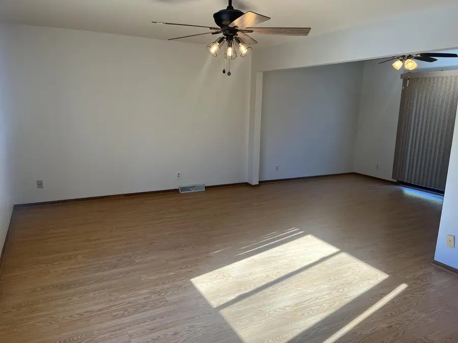 8018 W Manor CIRCLE, Milwaukee, WI 53223 - #2