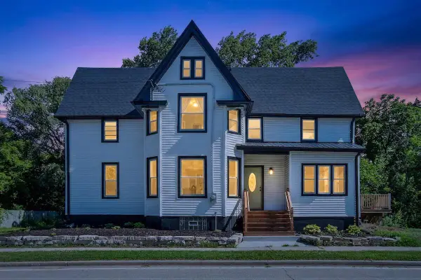 1836 W Mequon ROAD, Mequon, WI 53092