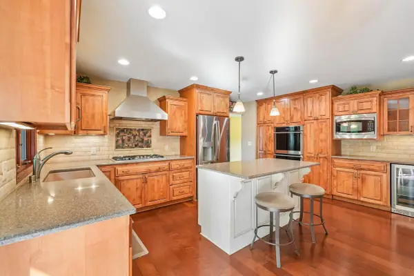 17575 Royalcrest DRIVE, Brookfield, WI 53045