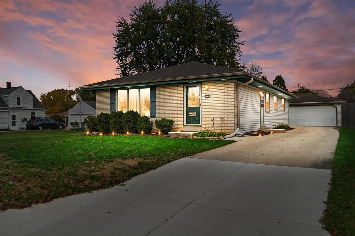 4242 S 91st PLACE, Greenfield, WI 53228 - #1
