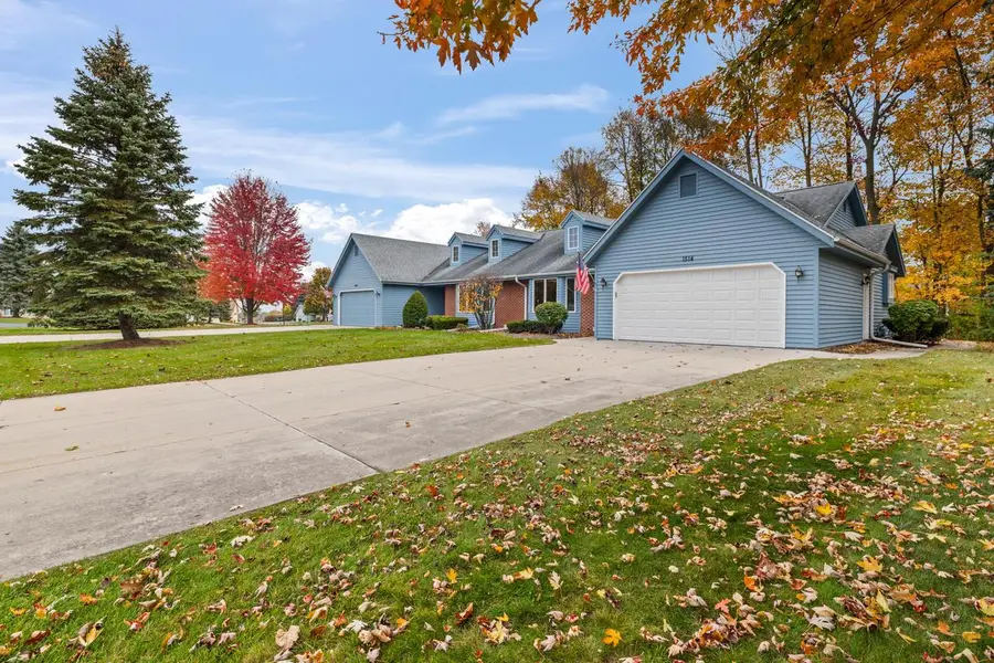 1514 Ridgewood DRIVE, West Bend, WI 53095 - #2