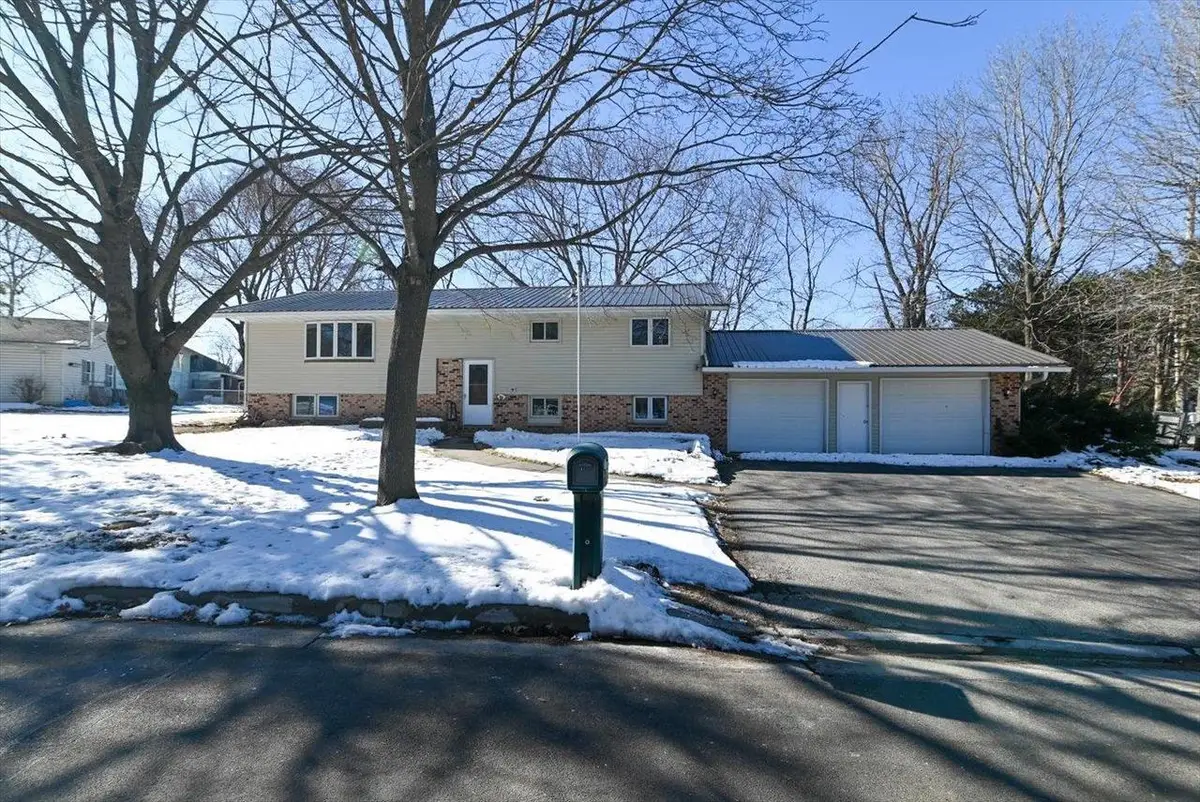 911 Valley Road, Poynette, WI 53955 - #1