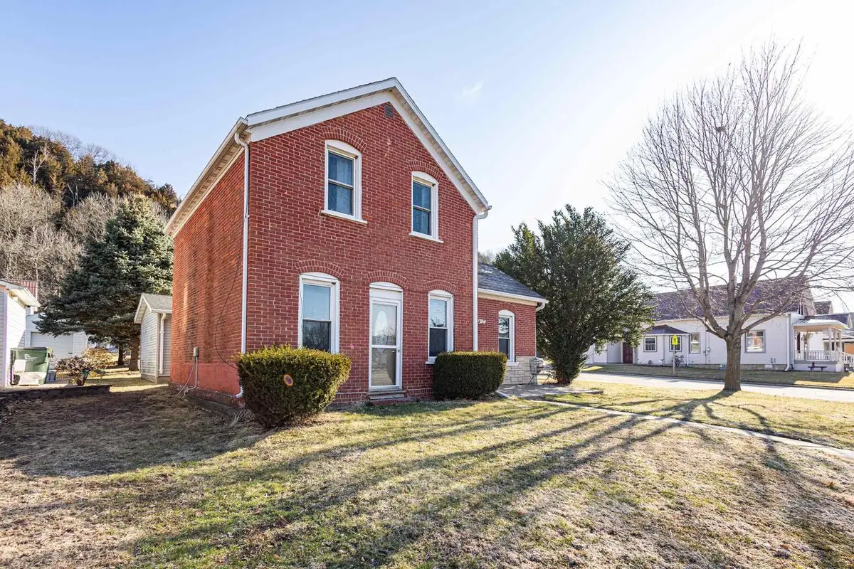 421 E Dewey Street, Cassville, WI 53811 - #1