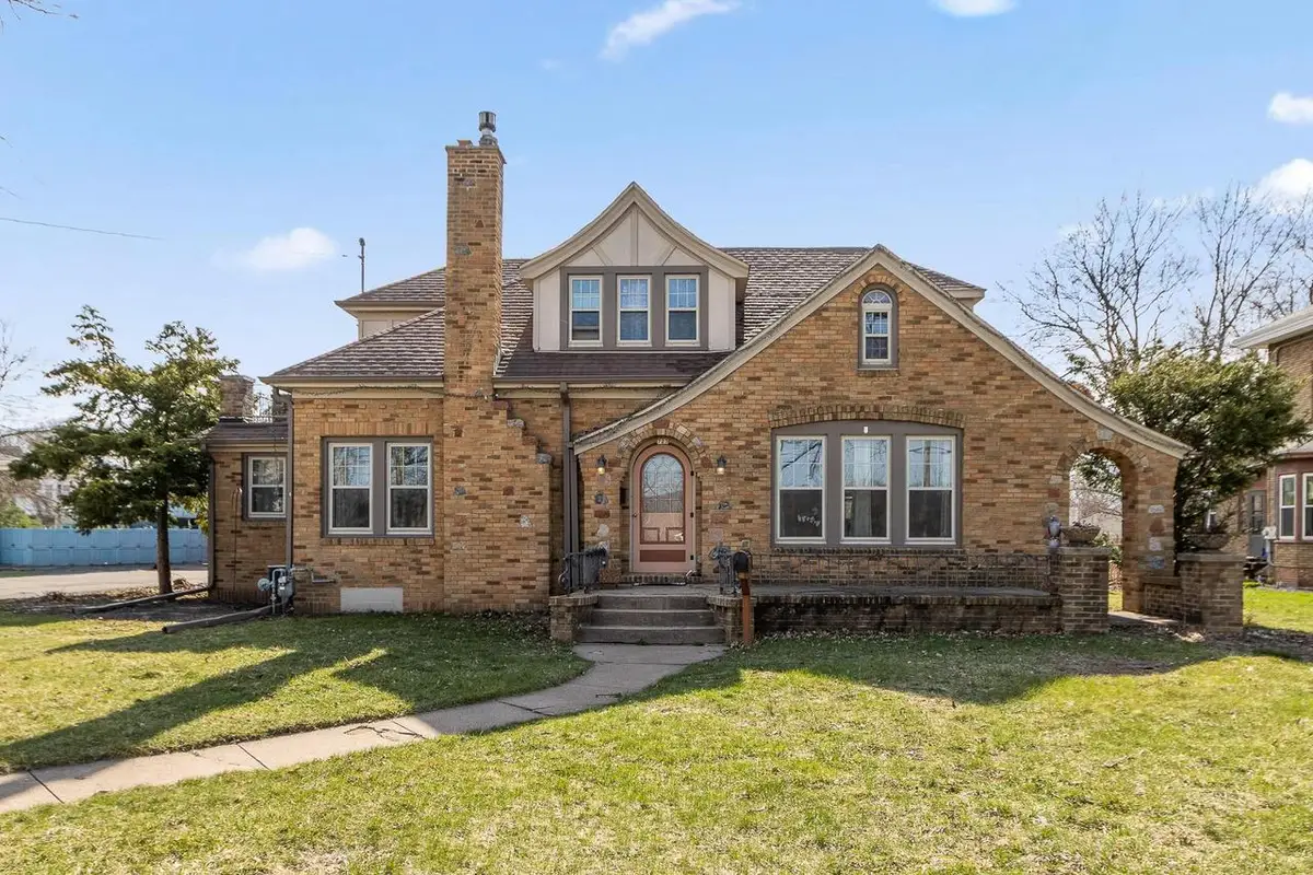 723 Water Street, Prairie Du Sac, WI 53578 - #1
