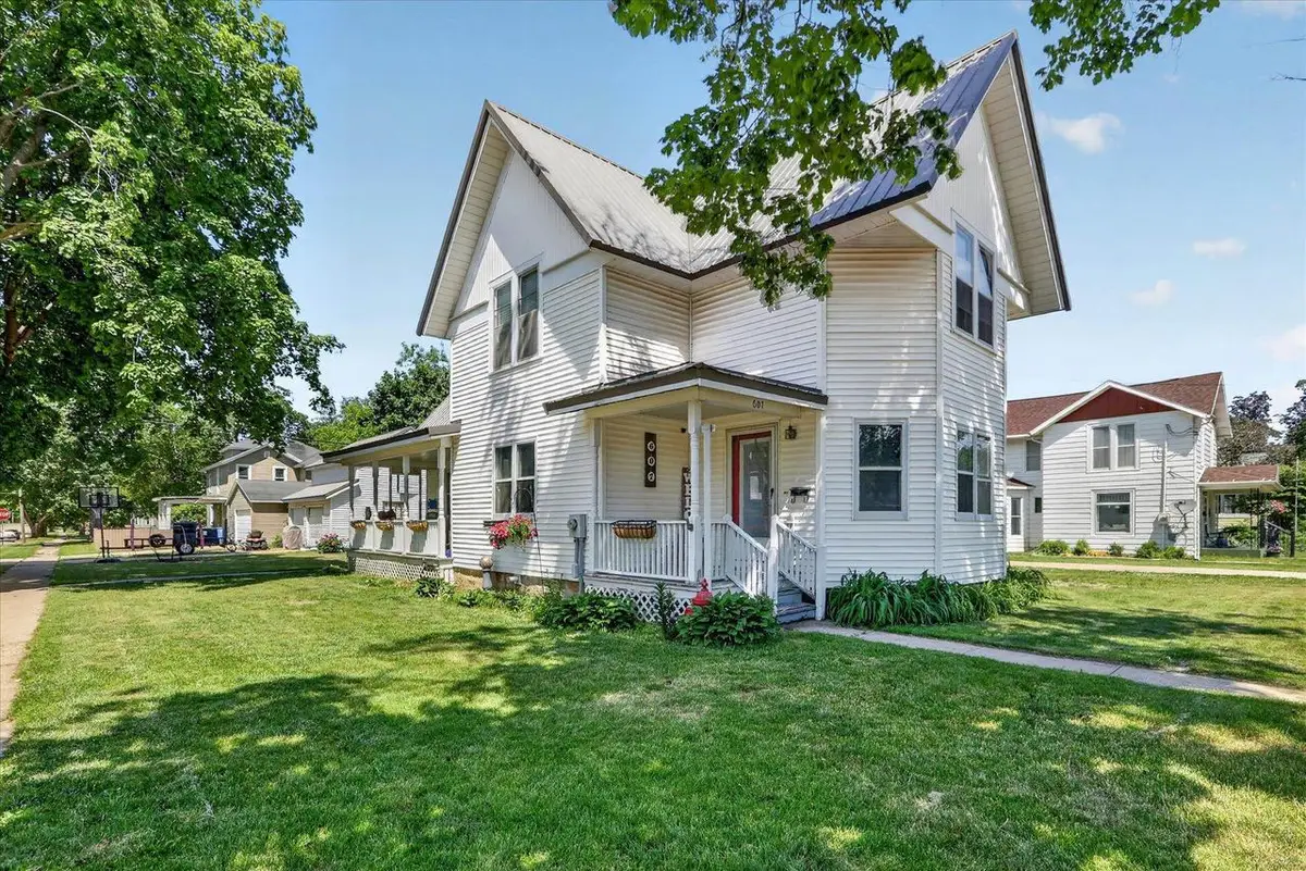 607 E 2nd Avenue, Brodhead, WI 53520 - #1