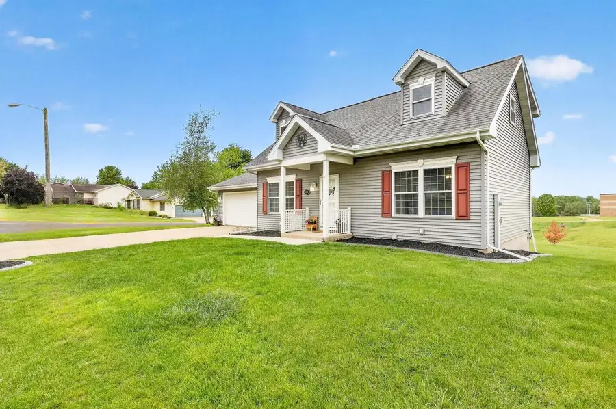 135 S Van Buren Street, Benton, WI 53803 - #3