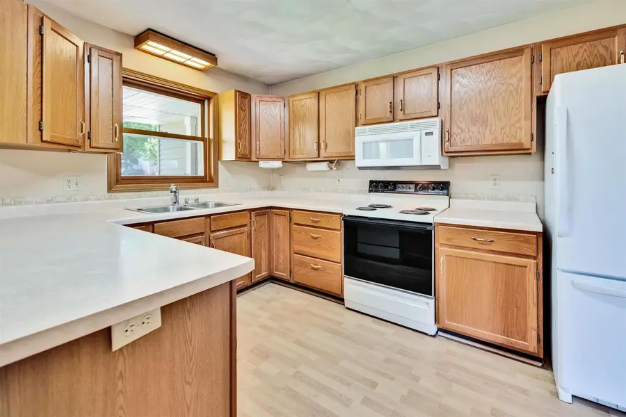 629 W Mohawk Trail, Deforest, WI 53532 - #3