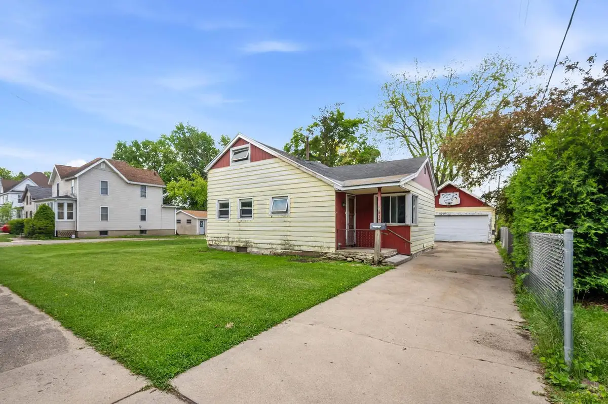 517 W Maple Avenue, Beaver Dam, WI 53916 - #1