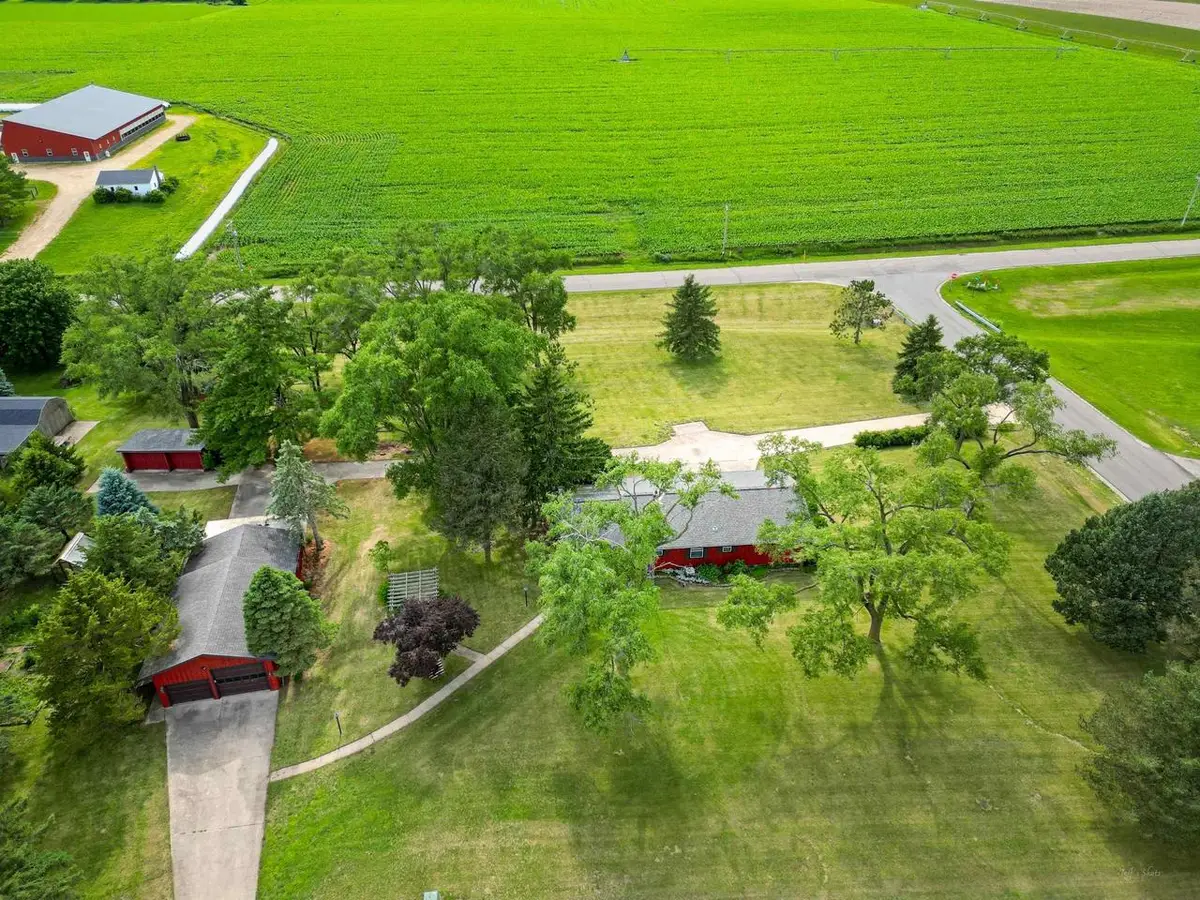 2410 E Oregon Trail, Janesville, WI 53546 - #1
