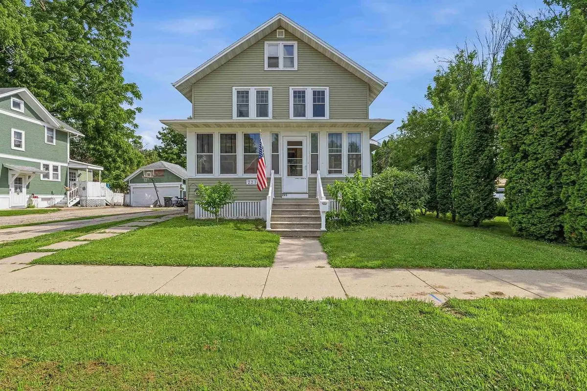 221 E 3rd Street, Beaver Dam, WI 53916 - #1