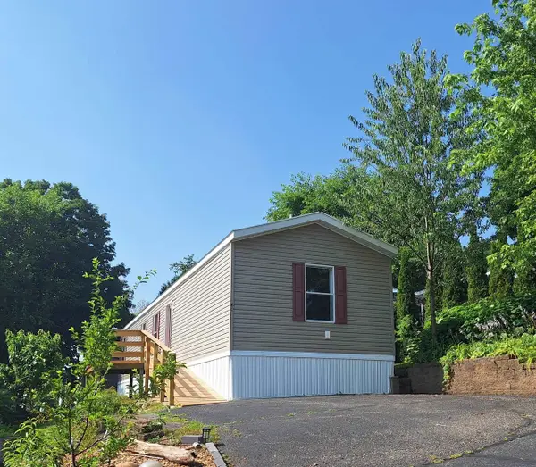 60 Apple Hill Drive, Blue Mounds, WI 53517