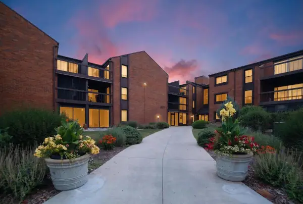 6100 W Stonehedge Drive #209, Greenfield, WI 53220