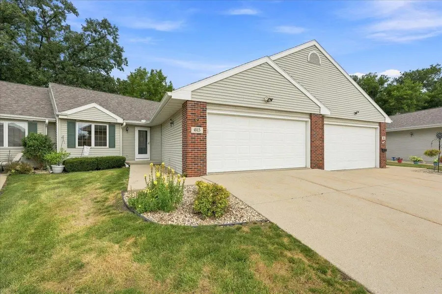 615 Kensington Square, Stoughton, WI 53589 - #3