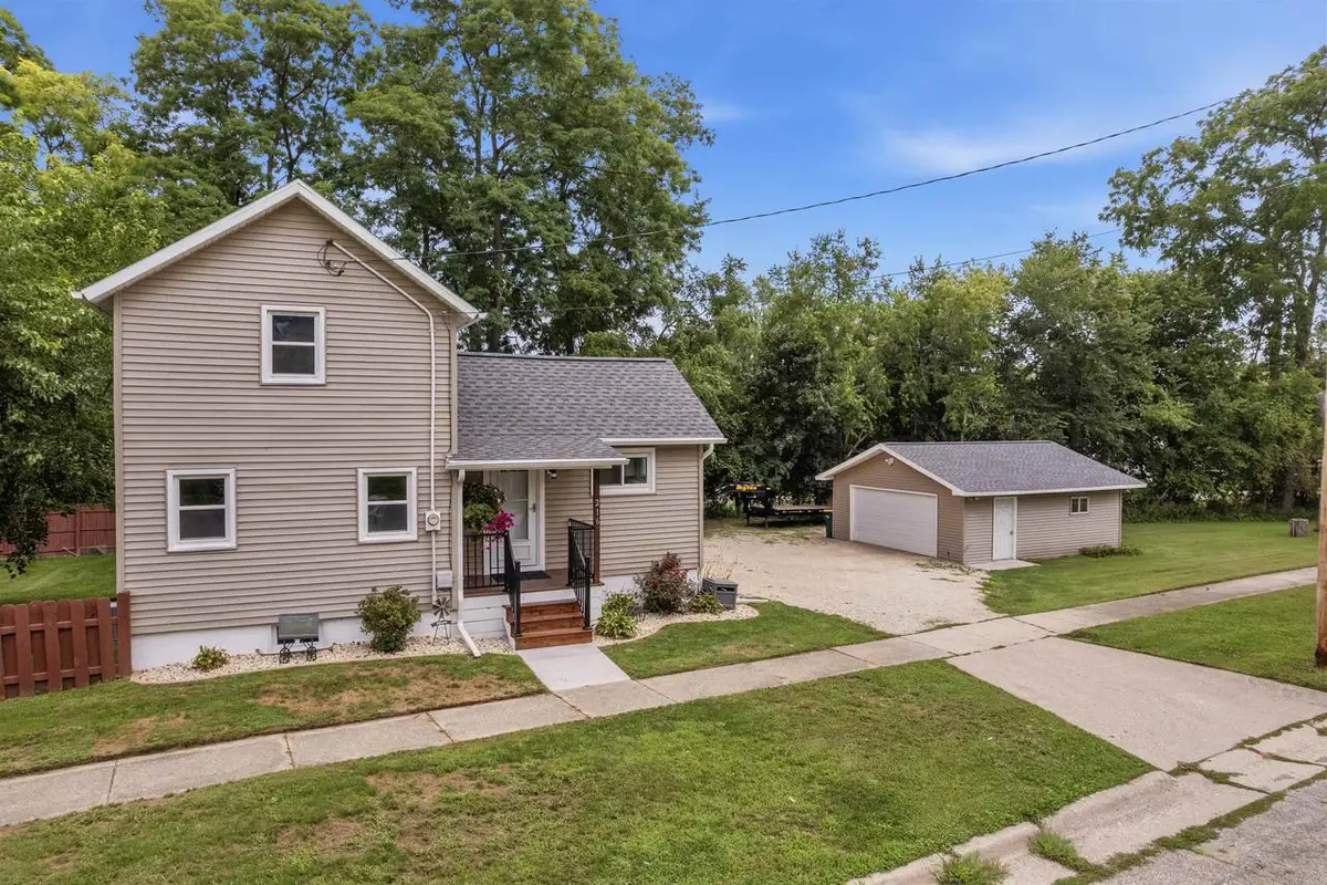 216 E Lawton Street, Edgerton, WI 53534 - #1