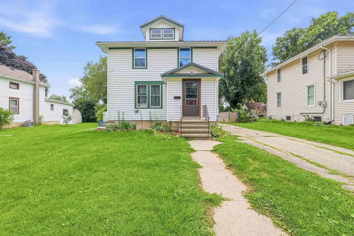 117 W Burnett Street, Beaver Dam, WI 53916 - #1