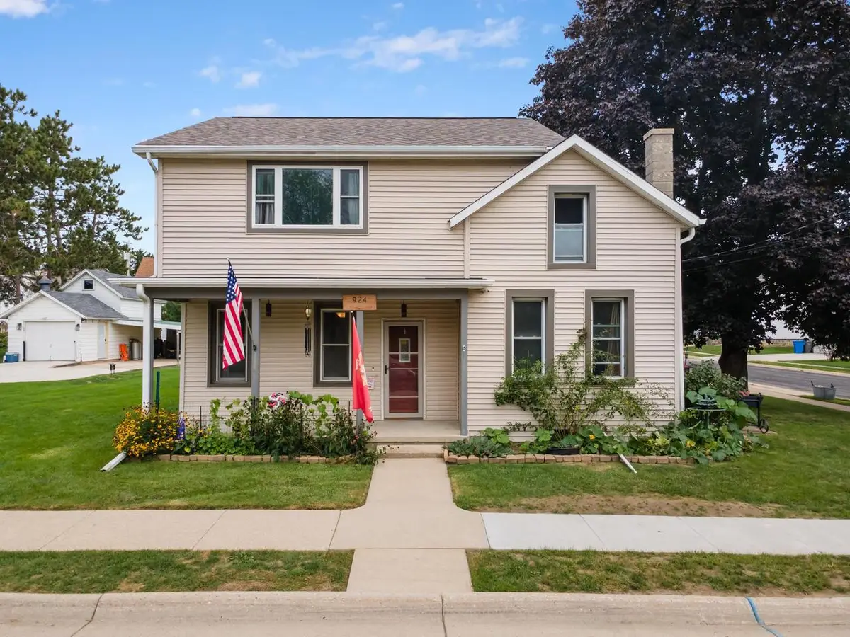 924 Cleveland Street, Watertown, WI 53098 - #1