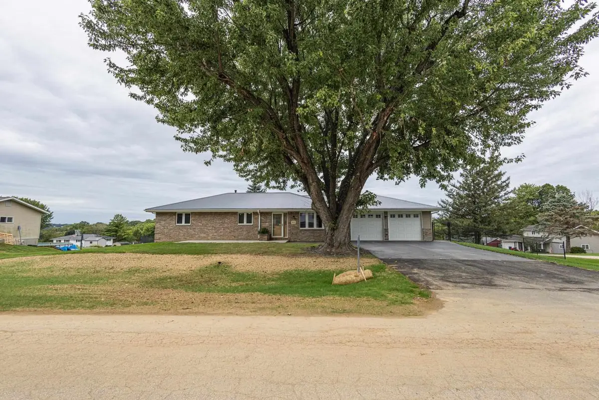 913 Arrowhead Drive, East Dubuque, IL 61025 - #1