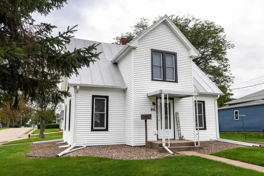 910 N Court Street, Platteville, WI 53818 - #2