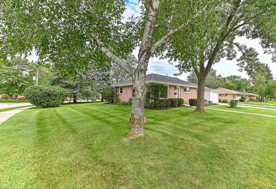 N89W15378 Cleveland Avenue, Menomonee Falls, WI 53051 - #2