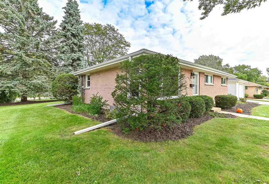 N89W15378 Cleveland Avenue, Menomonee Falls, WI 53051 - #3