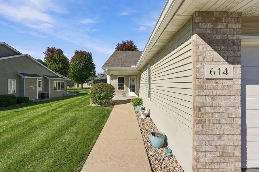 614 Springbrook Circle, Deforest, WI 53532 - #3