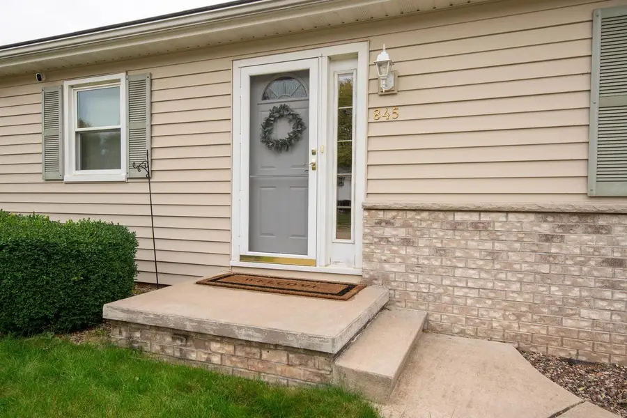 845 W 19TH AVENUE, Oshkosh, WI 54902 - Image #2