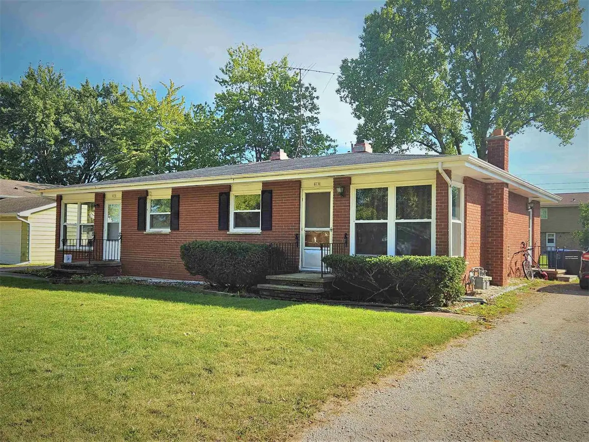 817 W GRUENWALD AVENUE, Oshkosh, WI 54901 - Image #1