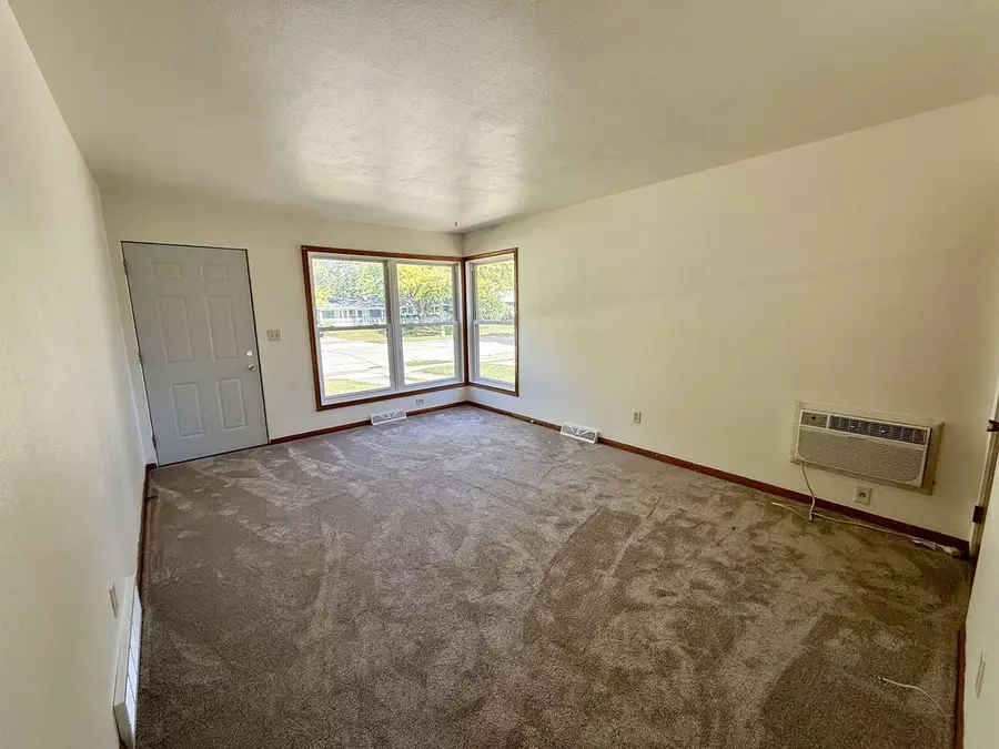 817 W GRUENWALD AVENUE, Oshkosh, WI 54901 - Image #2