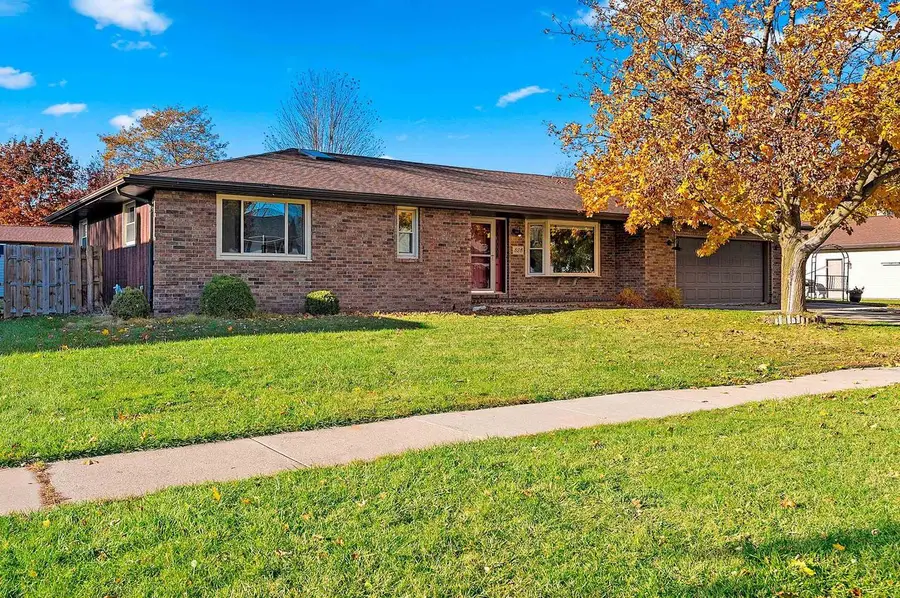 828 LONE OAK ROAD, De Pere, WI 54115 - Image #2